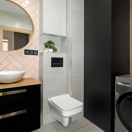 Sky Eleven - Parking & Balcony By Renters Prestige * بوزنان