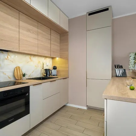 Sky Eleven - Parking & Balcony By Renters Prestige * بوزنان